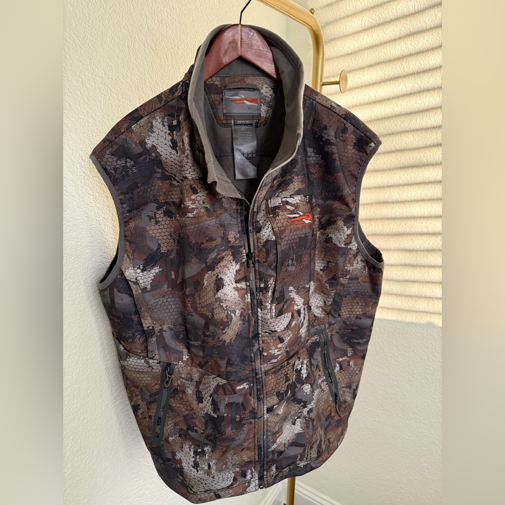 Like new Sitka Dakota Vest! Worn a few seasons with minimal wear. Hat included!